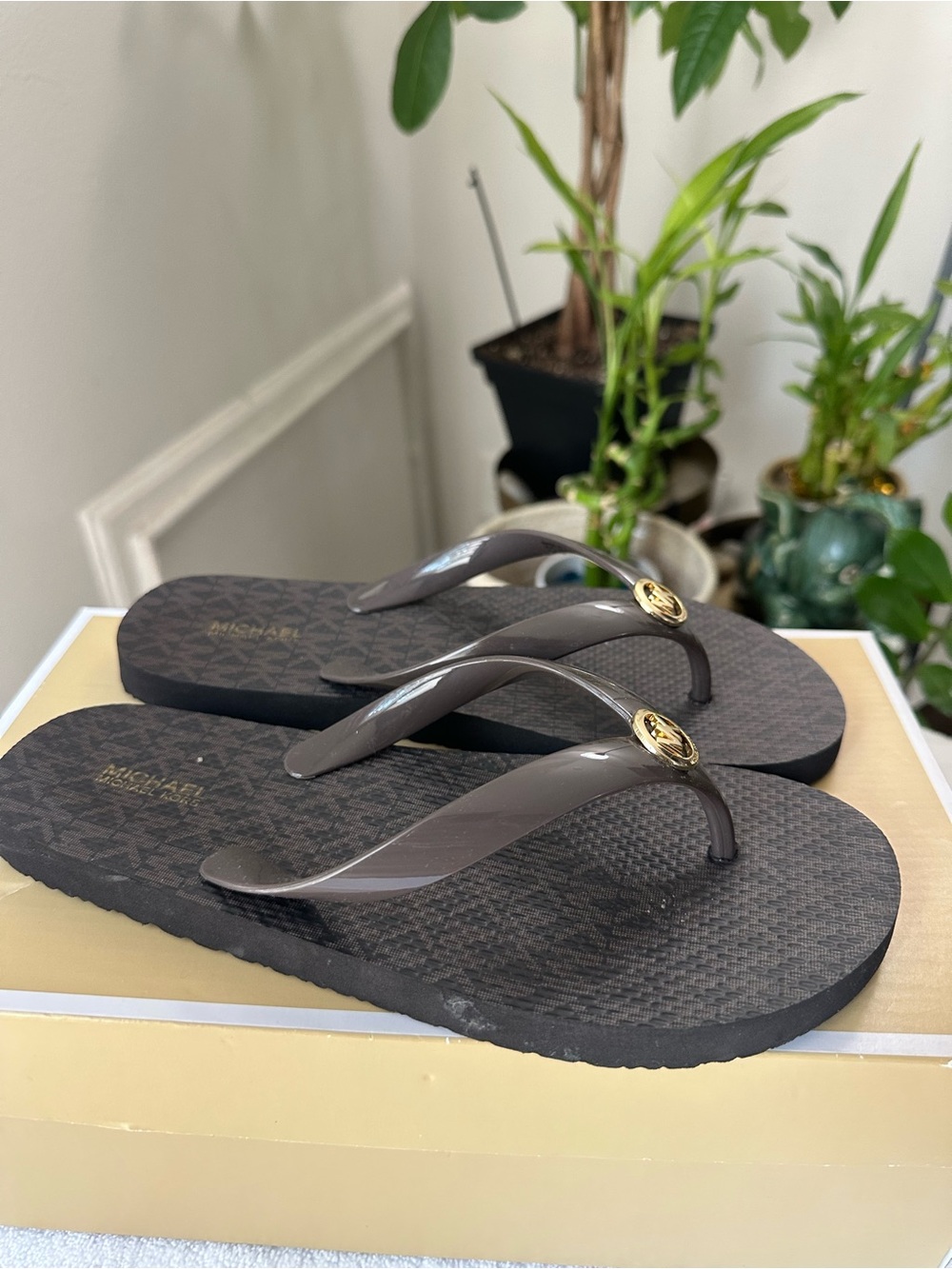 Michael Kors Brown Monogram Flip-Flop Sandals Size 8 - Picture 2 of 4